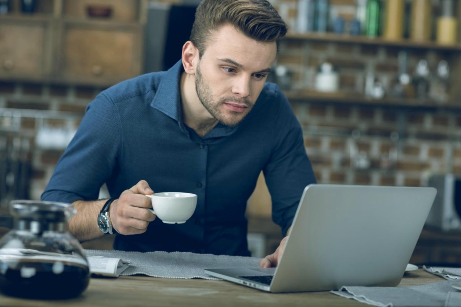 Kurumsal eğitim oturumu sırasında çalışanlar